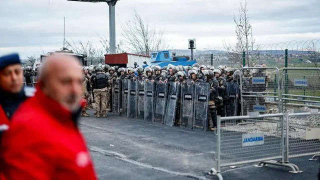 Silivri'de mahkeme salonu girişinde jandarmalar bekliyor.