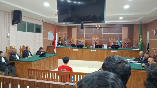 Fandi Ramadhan duduk di hadapan majelis hakim dalam detik-detik pembacaan vonis pada Kamis (05/03).