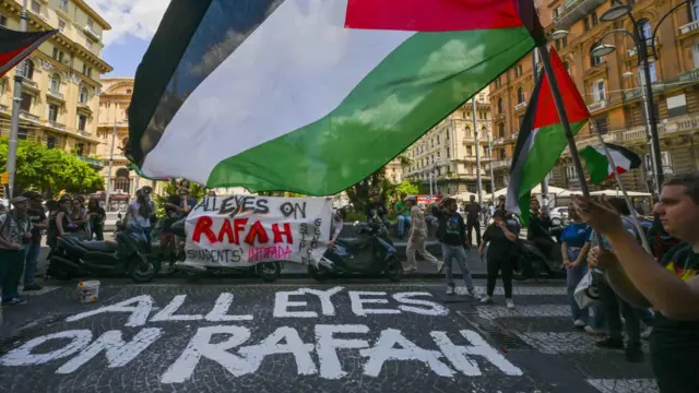 A frase 'Todos os olhos voltados para Rafah' foi pintada no chão durante protestoup and down bet calculatorestudantes pró-Palestinaup and down bet calculatorNápoles, na Itália 