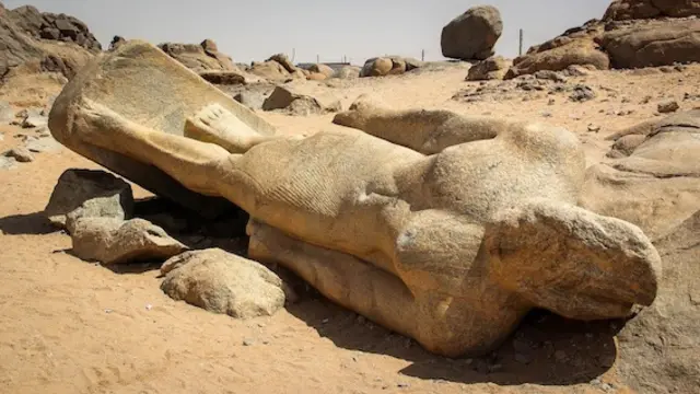 Un pharaon sculpté laissé sur place