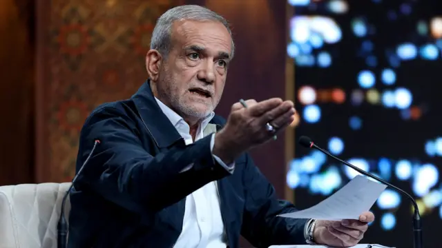 مسعود پزشکیان در حال صحبت کردن در اولین مناظره نامزدهای ریاست جمهوری