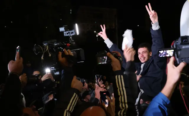 مسيرات احتفالية بالإفراج عن معتقلين فلسطينيين 