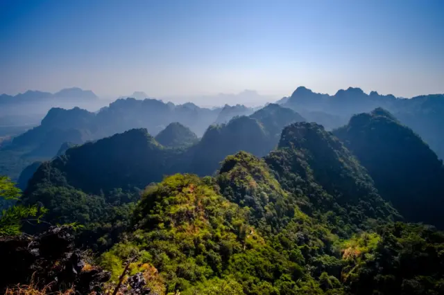 ကရင်ပြည်နယ် ဖားအံတောင်။ တောကြီးဆိတ်ညံ၊ ဆည်းကျံကျံတည့်