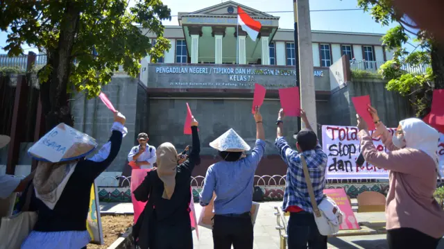Aktivis yang tergabung dalam Jaringan Pembela HAM Sumbar berorasi saat aksi Tolak Bala, Stop Pengancaman dan Kekerasan di depan Gedung Pengadilan Negeri Padang, Sumbar, Senin (10/06).