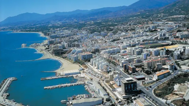  Vista aérea de la ciudad de Marbella, Andalucía.