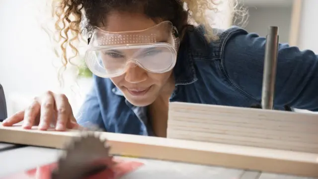 የዐይን ደኅንነት መጠበቂያ መነጽር ያደረገች ሠራተኛ