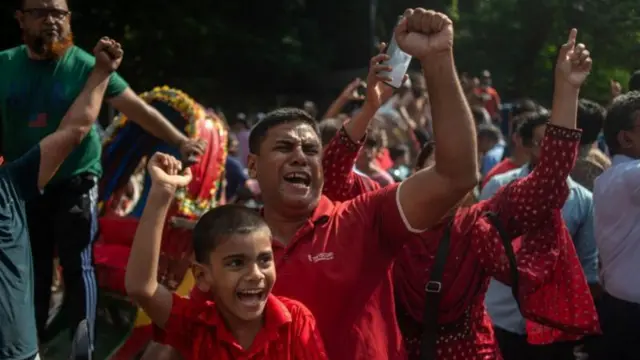 শেখ হাসিনা পতনের খবরে মানুষের উল্লাস