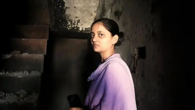 શિવાની પોતાનું બળેલું ઘર બતાવે છે