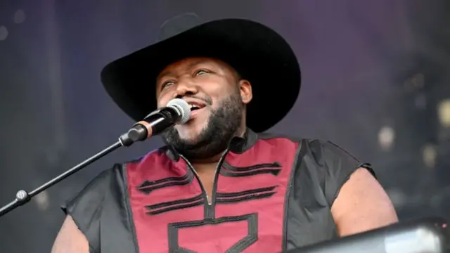 Michael Trotter qui chante sur scène