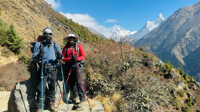ස්වරංග සහ බිරිඳ නිශානි 'බේස් කෑම්ප්' දක්වා පාගමනින් යමින් 