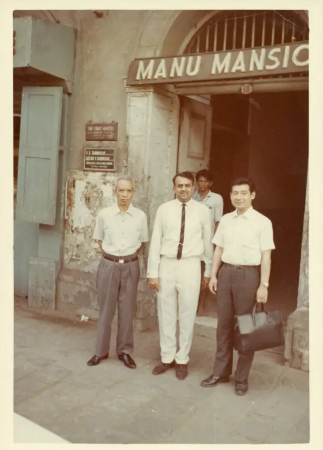 मुंबईला नोबुओ यांनी मशीनचं प्रात्यक्षिक करून दाखवलं होतं तेव्हाचा हा फोटो, डावीकडे नोबुओ मोरीसावा.