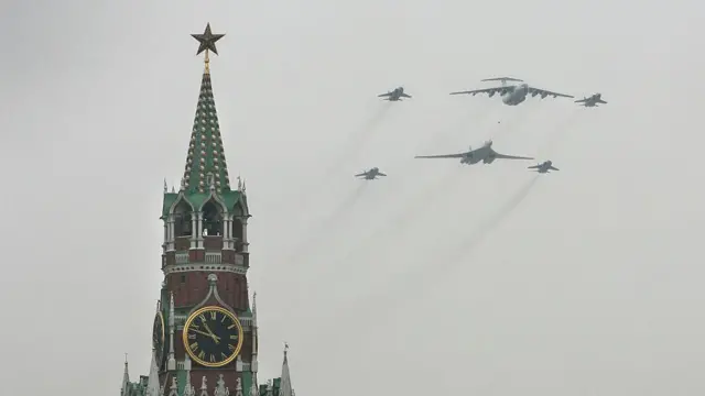 ကရင်မလင်မှာ စစ်ရေးပြနေတဲ့ MiG-31 တိုက်လေယာဉ်တွေ (ပုံဟောင်း)