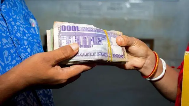 হুন্ডি ব্যবহার করে দেশে টাকা আনা বা দেশের বাইরে অর্থ পাচারের অনেক অভিযোগ রয়েছে।