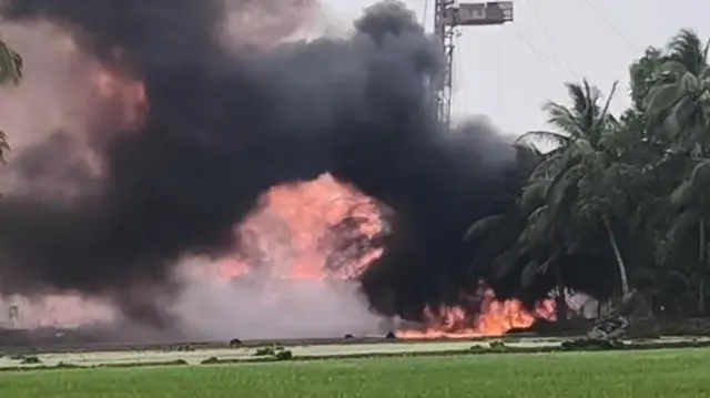 కోనసీమ జిల్లా, ఇరుసుమండలం, ఎగసిపడుతున్న మంటలు