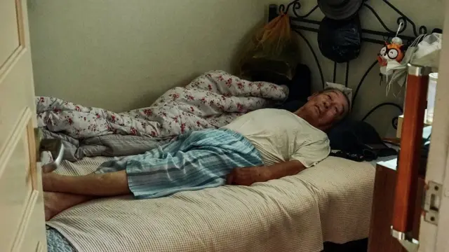 좁은 방에 누워 있는 이씨의 모습