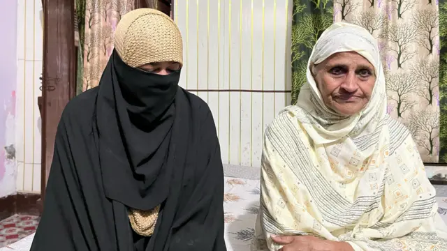 रूस गए अजहरुद्दीन की बहन जेबा ( बाएं) और मां नसरीन 