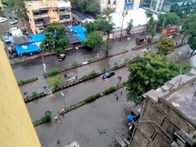 किडवाई नगर वडाळा इथे अनेक ठिकाणी पाणी साठले होते.