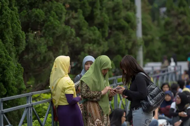 香港的外佣在假日时，聚集在公园一带。