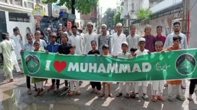 ایف آئی آر میں کہا گیا ہے کہ مسلم کمیونٹی نے بینر لگا کر ایک نئی روایت شروع کرنے کی کوشش کی