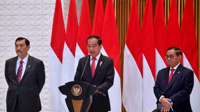 Presiden Jokowi membantah terlibat dalam masalah internal Partai Golkar. 