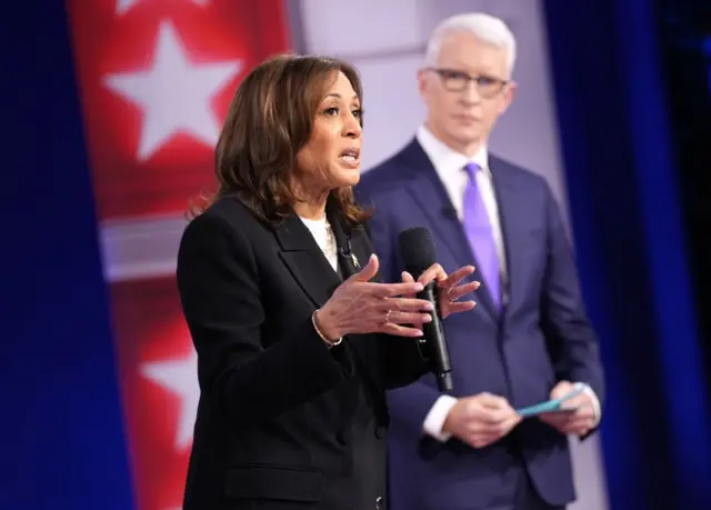 Kamala Harris e apresentador Anderson Cooper