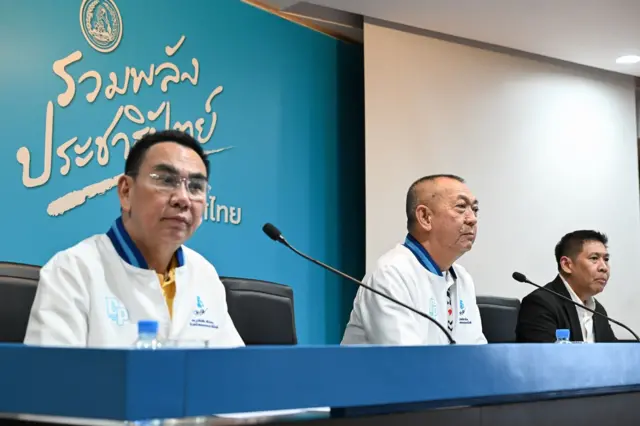 เฉลิมชัย ศรีอ่อน หัวหน้าพรรค ปชป. (ขวา) กับ เดชอิศม์ ขาวทอง เลขาธิการพรรค ปชป. ประชุมพรรคเมื่อ 19 มิ.ย. ก่อนออกแถลงการณ์ “ไม่ถอนตัว” จากการเป็นพรรคร่วมรัฐบาล