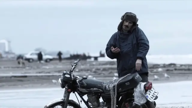 نمایی از فیلم «دست‌ساز»