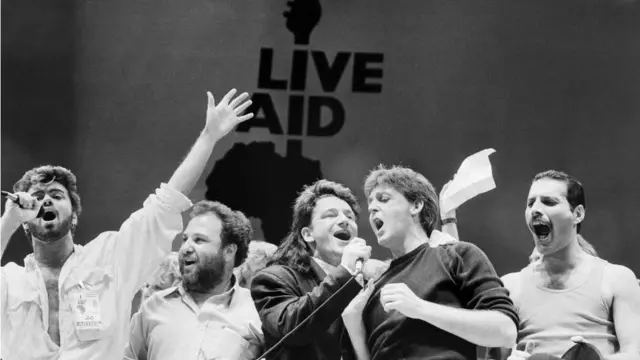 جورج مایکل، U2، پل مک کارتنی و کوئین در کنسرت Live Aid در سال ۱۹۸۵ اجرا می‌کنند