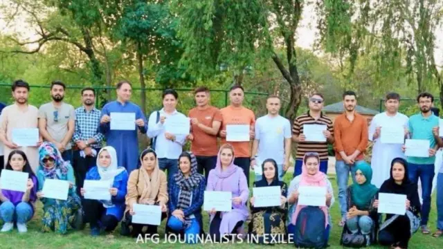 تصویر چندین خبرنگاران افغان در یکی از پارک‌های پاکستان. این خبرنگاران که متشکل از چندین مرد و زن هستند با در دست داشتن پلاکاردهایی به بی‌سرنوشتی خود در این کشور اعتراض میکنند. 
