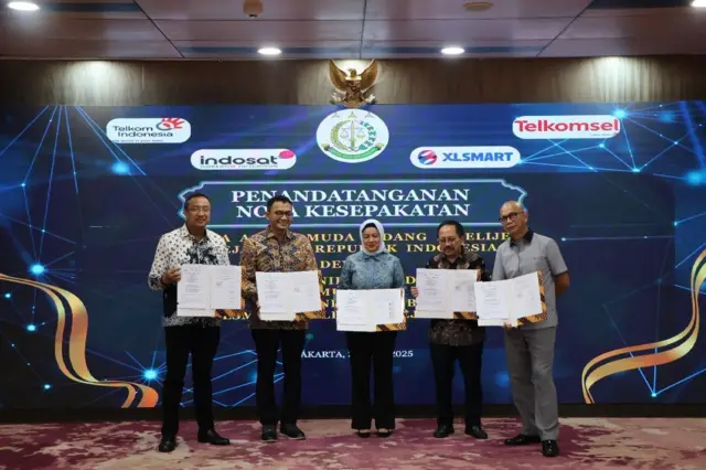 Jaksa Agung Muda Intelijen Kejaksaan Agung Reda Manthovani bersama para penyedia jasa telekomunikasi dalam acara penandatanganan nota kesepahaman di Gedung Utama Kejaksaan Agung, Jakarta, Selasa (24/06).