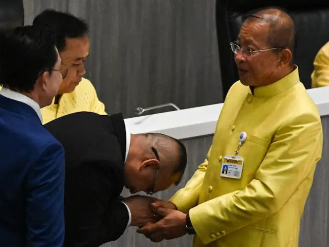 สว. เข้าทักทายและแสดงความยินดีกับ มงคล สุระสัจจะ หลังได้รับเลือกให้เป็นประธานวุฒิฯ คนใหม่ด้วยคะแนนเสียงท่วมท้น