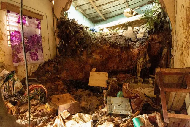 Vue générale d'une maison endommagée par des glissements de terrain et des inondations dans le quartier de Mossikro à Attecoubé, en banlieue d'Abidjan, le 29 juin 2026. 