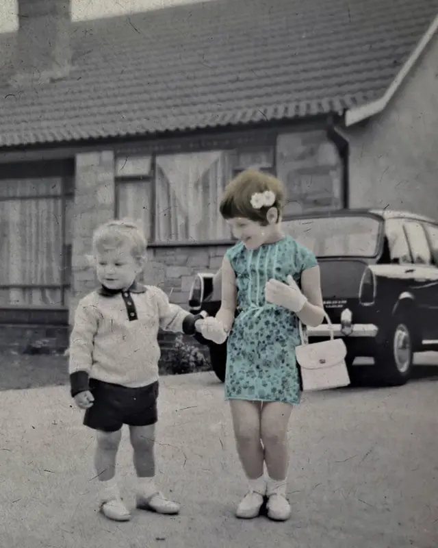 Sue Nelson enfant lors d'un événement familial