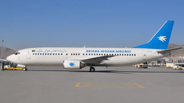 در تصویر یک هواپیمایی شرکت آریانا دیده می‌شود درحالی که در میدان هوایی کابل پارک است