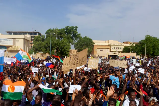 прихильники хунти