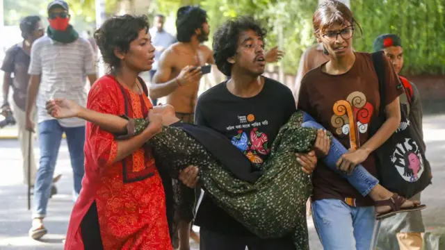 பற்றி எரியும் வங்கதேசம் - போராட்டத்தின் தீவிரத்தை உணர்த்தும் புகைப்பட தொகுப்பு