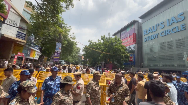 घटना के बाद बड़ी संख्या में तैनात पुलिस और सुरक्षाकर्मी