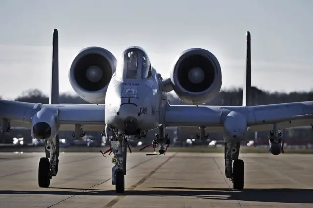 Máy bay A-10 Thunderbolt II, hay còn được biết đến với biệt danh Warthog (lợn lòi), là máy bay cường kích của Không quân Mỹ, được thiết kế riêng cho nhiệm vụ tấn công mặt đất và yểm trợ cận chiến trên không