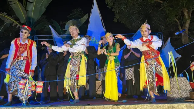 pertunjukan sandur di Bojonegoro