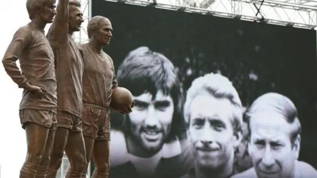 مجسمه سه اسطوره منچستر یونایتد (بابی چارلتون، دنیس لاو و جورج بست) در کنار ورزشگاه اولدترافورد