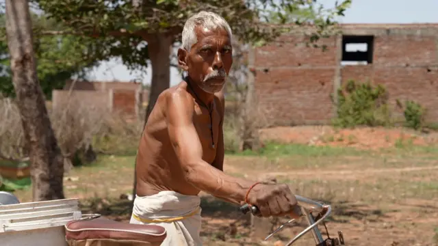 स्थानीय बुजुर्ग.
