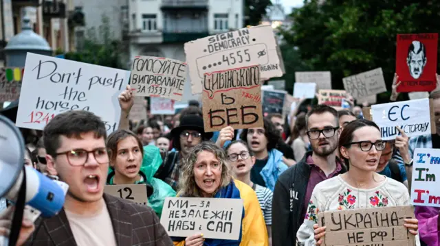 Фото з протесту у Києві. На одному з плакатів напис: "Цивінського в БЕБ. Уже!!!"