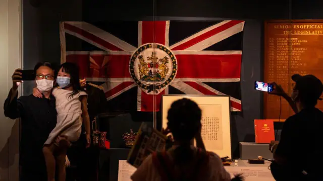 人們在港英旗前留影