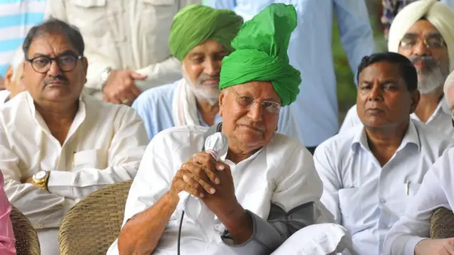 कार्यकर्ताओं के बीच ओम प्रकाश चौटाला (फ़ाइल फ़ोटो) 