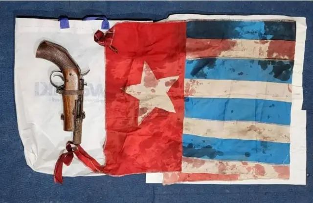 Satgas Yonif RK 753/AVT mengamankan satu pucuk pistol rakitan serta bendera bintang kejora, sedangkan Teranus Enumbi berhasil lolos melarikan diri.