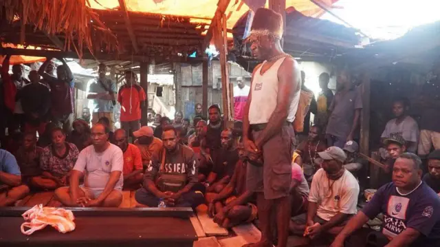 Dalam upacara adat di sebuah rumah beratap daun dan beralas kayu, Paulus Fatok yang mewakili keluarga Erenius, menyampaikan sejumlah tuntutan.