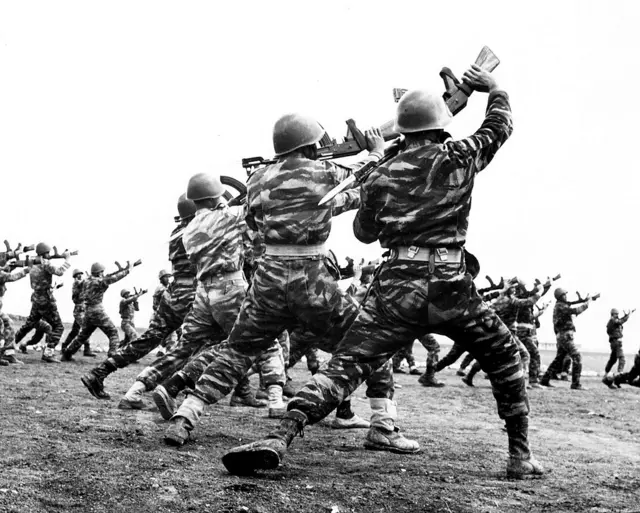 Uyda olingan shaxsiy jinsiy aloqa video Mitti bir yigitni kaltaklayapti