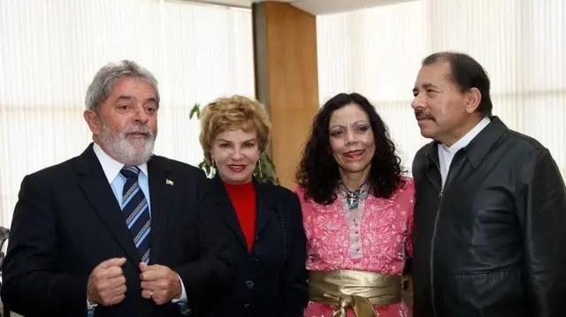 Lula, Marisa Letícia Lula da Silva, Rosario Murillo e Ortega posando para fotos lado a lado dentro de sala