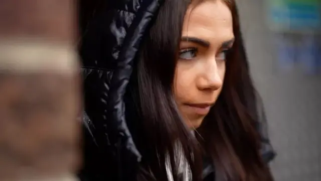 Une jeune femme brune