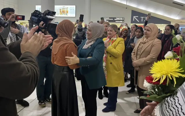 پرتھ کے ایئرپورٹ پر پیمان کا کسی ہیرو کی طرح استقبال ہوا